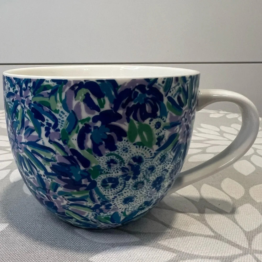 Lilly Pulitzer Blue & Purple‎ Floral Coffee Tea Cup Mug. Size 12 oz.